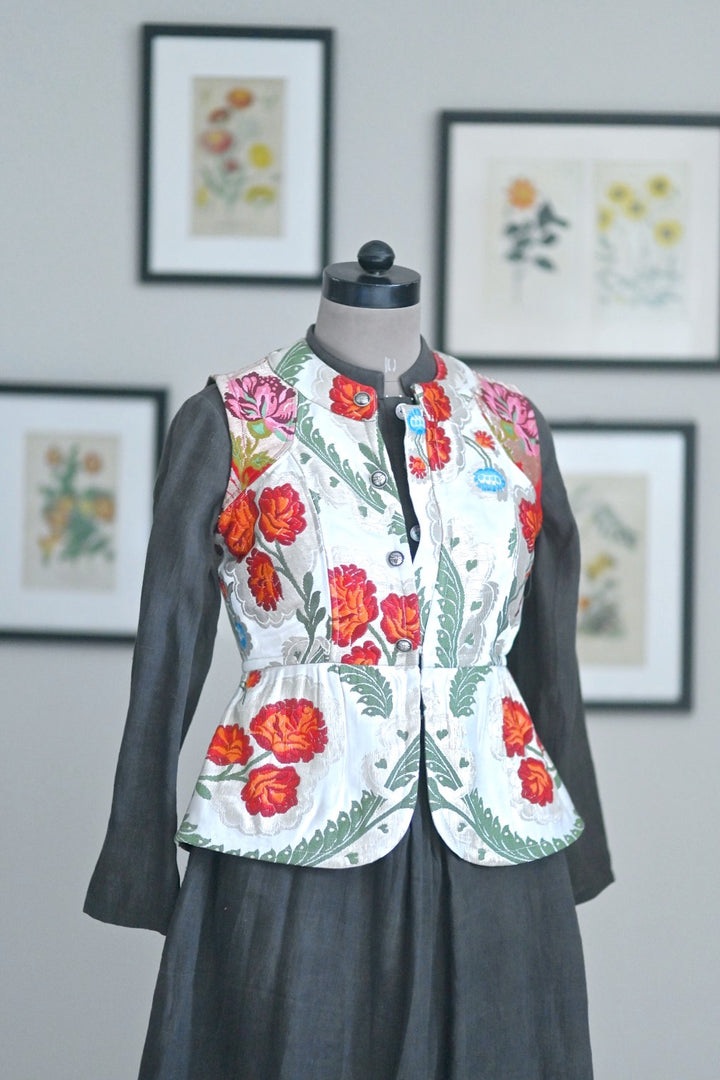 Small, Gyasar Silk Brocade Sleeveless Jacket, Lined with Silk Fabric - kinchecom