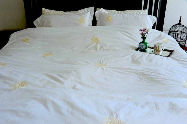 Indian Shankh in Beige Embroidered Pattern Cotton Duvet Cover Queen Size 98x92" - kinchecom