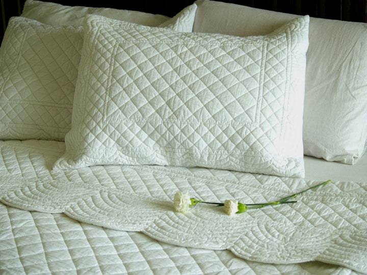 Scalloped Edge Luxury Cotton Quilt in White - King Size - kinchecom