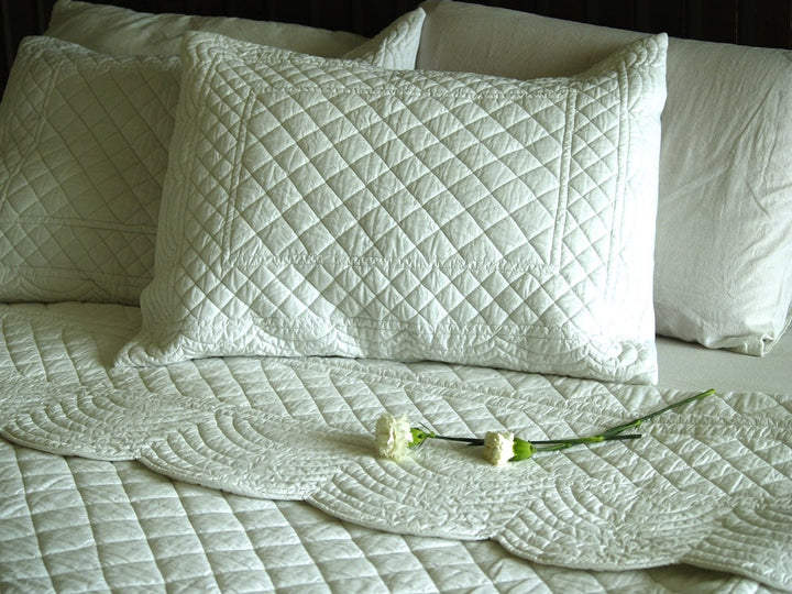 Scalloped Edge Luxury Cotton Quilt in White - King Size - kinchecom
