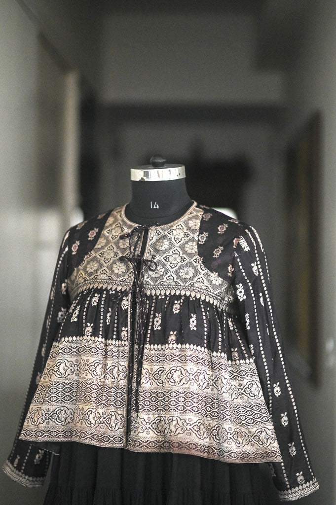 Kaali kinche *Rare Vintage Zari Saree Kediya in Black & Gold, XL - kinchecom