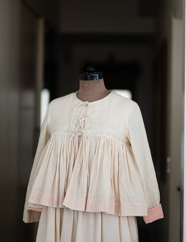 Dublin、手刺繍入り Pure Khaadi フレア クロップド ブラウス、オフホワイト