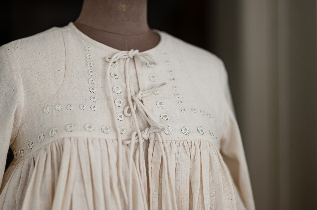 Dublin、手刺繍入り Pure Khaadi フレア クロップド ブラウス、オフホワイト