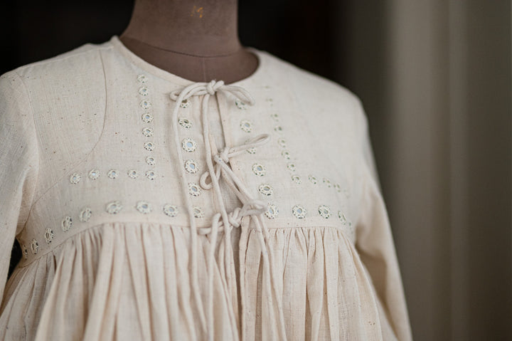 Dublin、手刺繍入り Pure Khaadi フレア クロップド ブラウス、オフホワイト