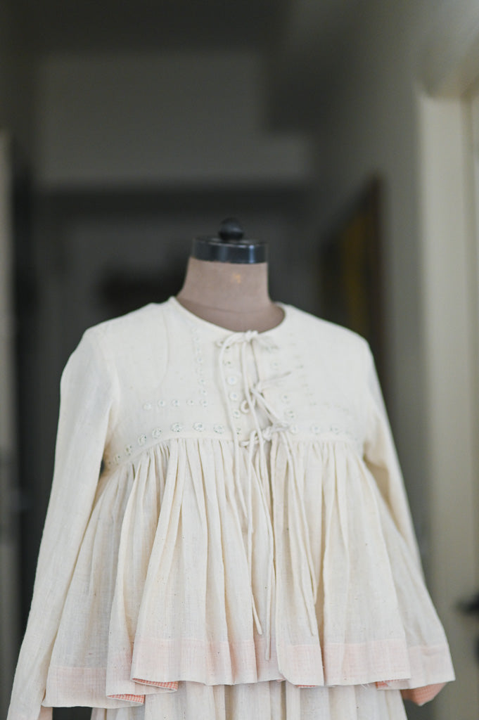 Dublin、手刺繍入り Pure Khaadi フレア クロップド ブラウス、オフホワイト