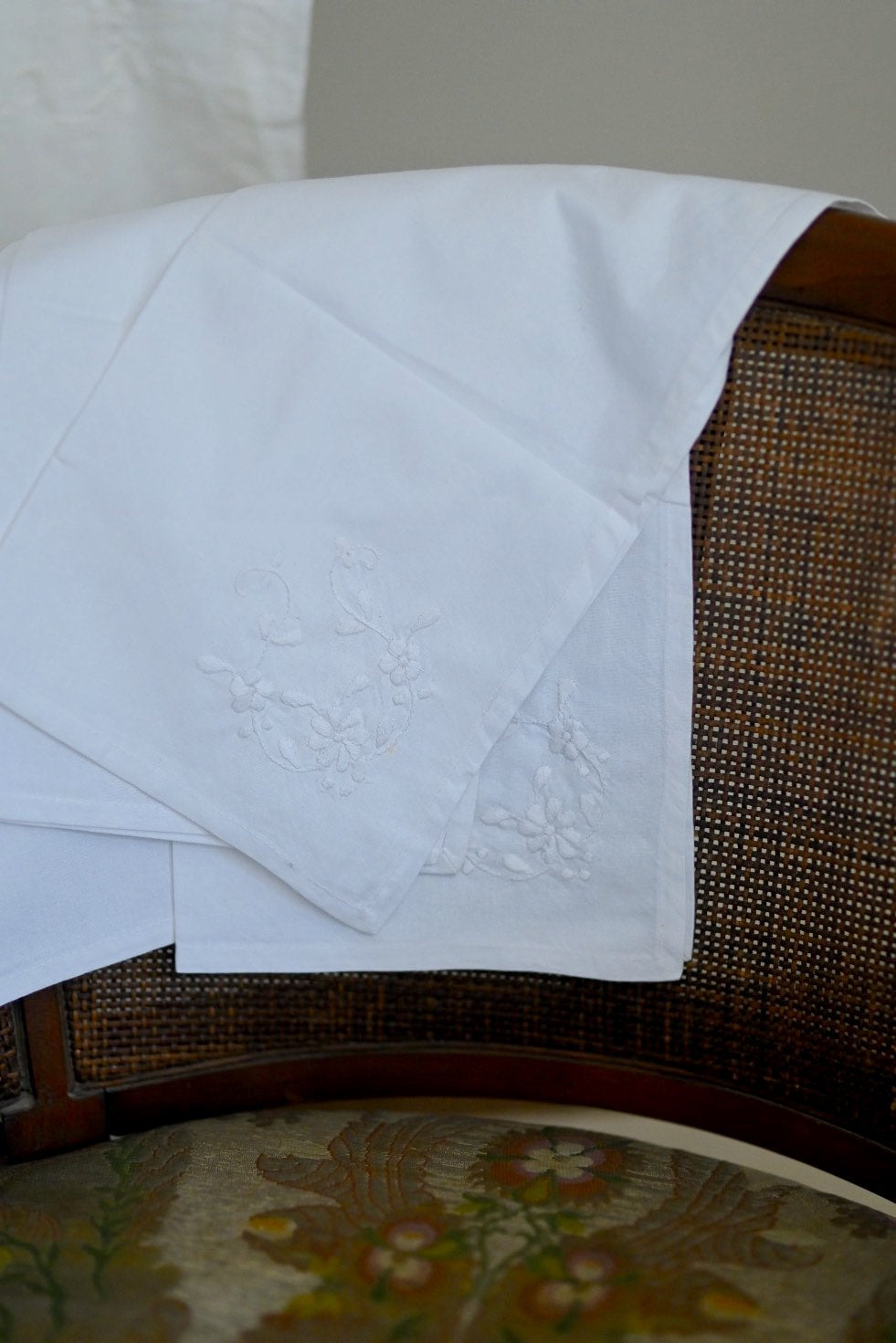Hand Embroidered, White on White, Cutwork Pattern 96X60 Inches Tablecloth - kinchecom
