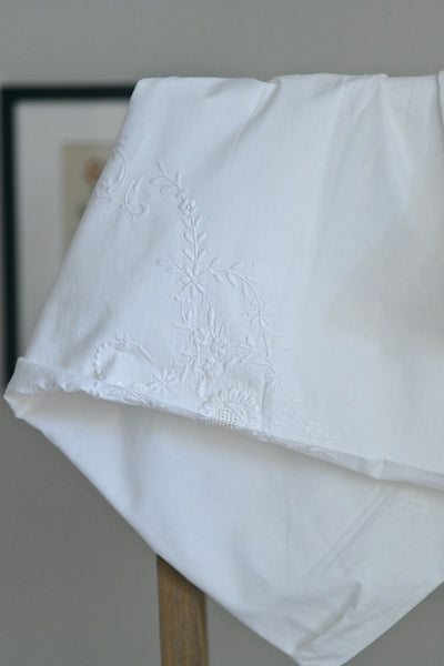 Hand Embroidered, White on White, Cutwork Pattern 96X60 Inches Tablecloth - kinchecom