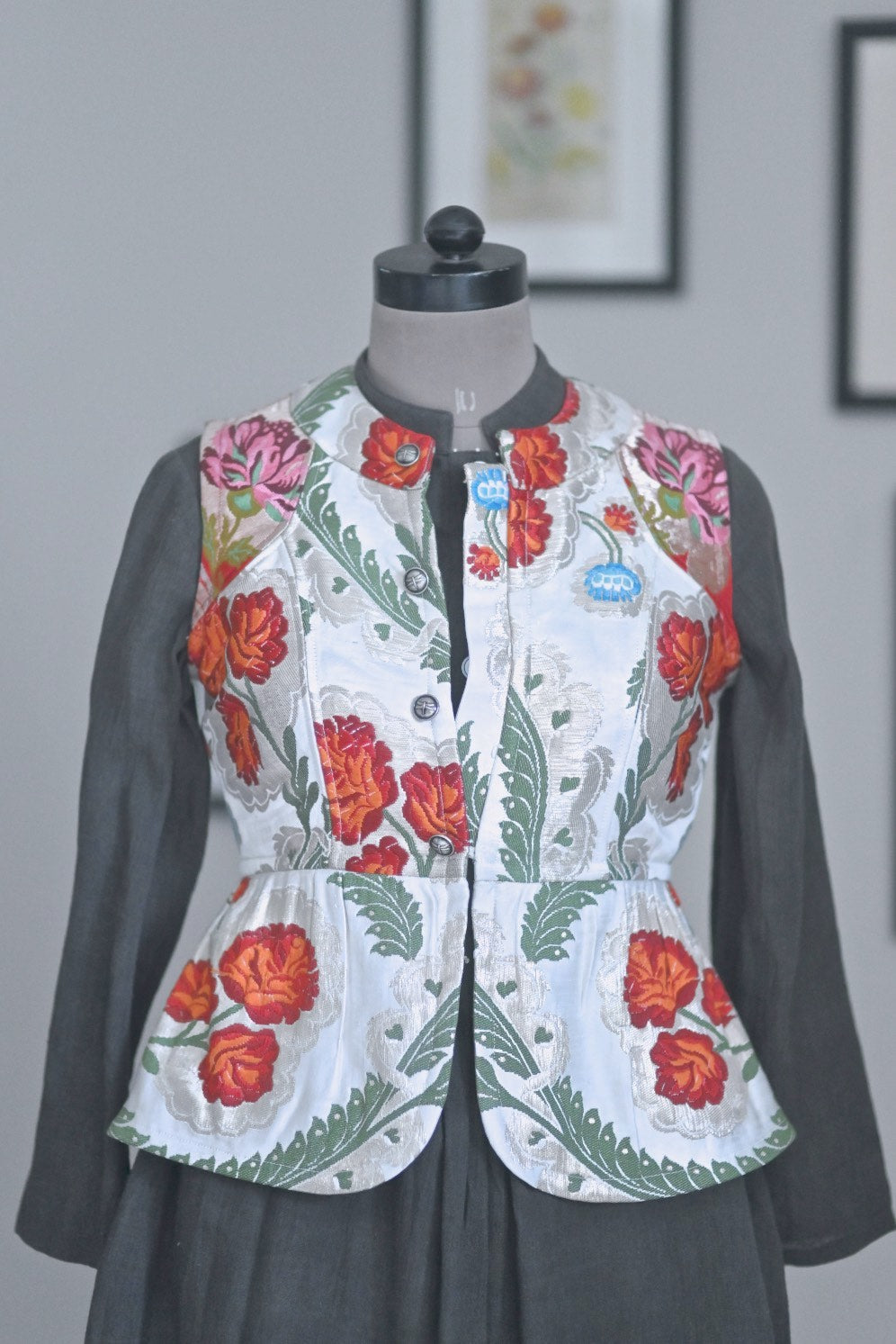 Small, Gyasar Silk Brocade Sleeveless Jacket, Lined with Silk Fabric - kinchecom